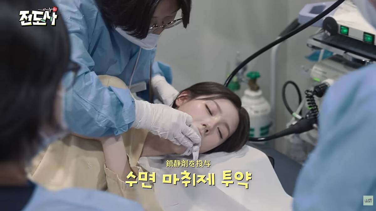 아이돌 그룹 아이들 멤버 미연의 건강검진 과정을 담은 유튜브 영상이 불법 의료광고 논란에 휩싸였다. 사진=유튜브 채널 '전도사' 갈무리