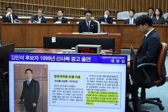김민석 국무총리 후보자가 2025년 6월 24일 국회에서 열린 인사청문회에서 의원 질의를 받으며 자료를 확인하고 있다. 사진=박은숙 기자