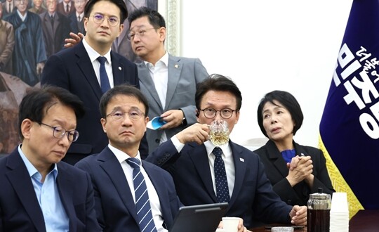 김민석 더불어민주당 대표와 지도부가 9월 18일 서울 여의도 국회 당대표실에서 이재명 대통령 기자회견 방송을 시청하고 있다. 사진=박은숙 기자