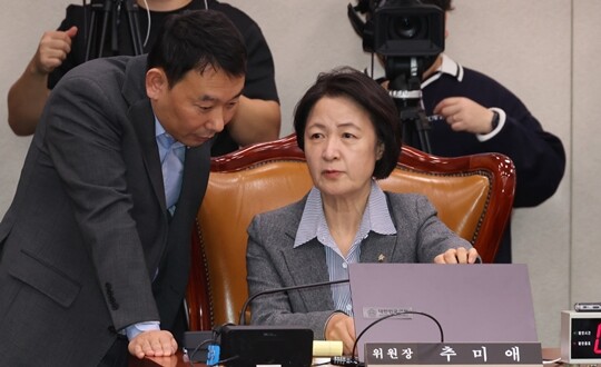 지난해 11월 추미애 당시 법제사법위원장이 국회 법제사법위원회 전체회의에서 김용민 당시 더불어민주당 간사와 대화를 나누고 있다. 사진=박은숙 기자