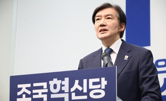 조국 조국혁신당 대표가 지난 4월 14일 국회 당대표실에서 6·3 재보궐선거 출마 기자회견을 열고 ‘경기 평택을 출마’를 밝히고 있다. 사진=박은숙 기자