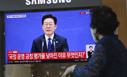 9월 18일 오전 서울 용산구 서울역 대합실에서 시민들이 이재명 대통령의 대국민 기자회견 생중계를 보고 있다. 사진=박정훈 기자