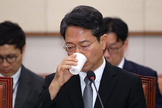 김승원 법무부 장관 후보자가 9월 15일 국회에서 열린 인사청문회에서 물을 마시고 있다. 사진=박은숙 기자