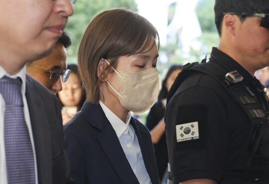 ‘코로나19 신약 임상시험 승인 청탁 의혹’ 뇌물공여약속 등 혐의를 받고 있는 양수진 씨가 9월 15일 서울 서부지방법원에서 열린 공판에 출석하고 있다. 사진=박정훈 기자