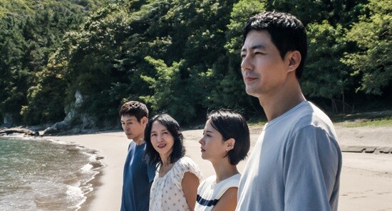 이창동 감독은 '가능한 사랑'을 구상하며 창작자로서 타인의 삶을 소비하는 경계에 대해 고민해 왔다고 설명했다. 사진=영화 '가능한 사랑' 스틸컷