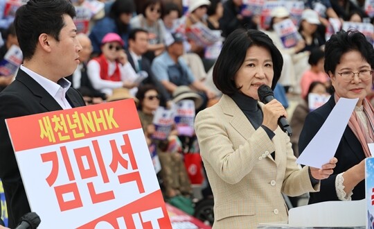 이진숙 국민의힘 의원이 9월 10일 서울 여의도 국회 본청 앞 계단에서 열린 ‘국민이 심판한다’ 국민대회에서 발언을 하고 있다. 사진=박은숙 기자