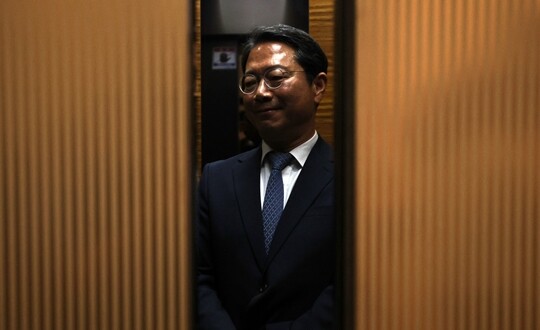 김승원 법무부 장관 후보자가 9월 7일 서울 종로구에 마련된 인사청문회 준비 사무실로 출근하기 위해 엘리베이터를 타고 있다. 사진=최준필 기자