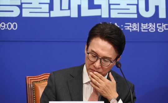 더불어민주당 김민석 대표가 9월 22일 국회에서 열린 동물과더불어TF 출범식에 참석해 생각에 잠겨 있다. 사진=박은숙 기자