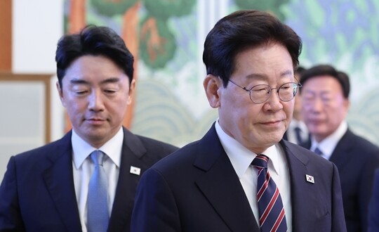 이재명 대통령과 강훈식 비서실장이 9월 21일 청와대에서 열린 수석보좌관회의에 입장하고 있다. 강 비서실장은 이날 오전 이 대통령에게 사의를 표명했다. 사진=연합뉴스
