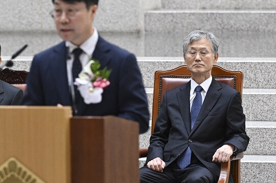 조희대 대법원장이 9월 21일 서울 서초구 대법원에서 열린 신임 대법관 취임식에서 김성수 신임 대법관의 취임사를 경청하고 있다. 사진=이종현 기자