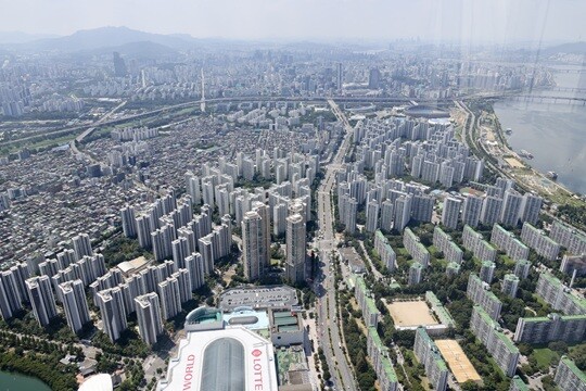 서울 송파구 롯데월드 서울스카이에서 바라본 서울시내 아파트 모습. 사진=박정훈 기자