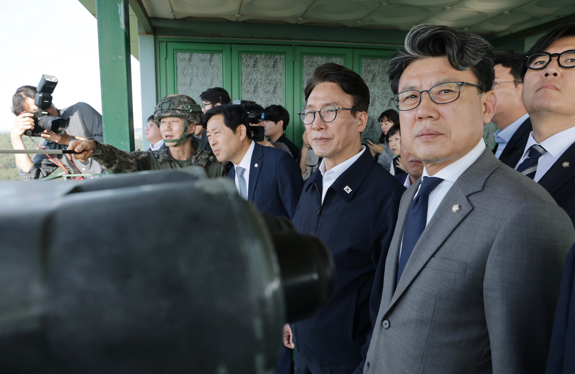 김민석 더불어민주당 대표와 진성준 국회 국방위원장을 비롯한 국방위원들이 28일 오후 경기 연천군 육군 25사단 비룡전망대를 찾아 비무장지대(DMZ)를 살펴보며 최근 발생한 지뢰 추정 폭발 사고와 관련한 현장 점검을 하고 있다. 사진=국회 공동취재사진단