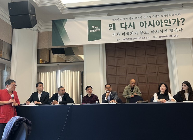 이날 북토크에서는 홍진욱 전 싱가포르 대사의 진행으로 아시아 각국에서 온 참석자들이 각자의 나라와 현지 경험을 직접 이야기하는 시간도 마련됐다. 사진=한승구 기자