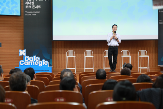 지난 9월 16일 바인그룹 본사에서 열린 ‘2026 Carnegie Insight Forum-데일카네기코리아 리더십 토크 콘서트’에서 홍헌영 데일카네기코리아 상무이사가 강연하고 있다. 사진=데일카네기코리아 제공