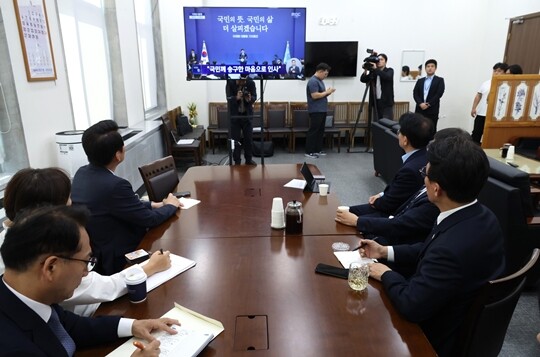 김민석 더불어민주당 대표와 지도부가 9월 18일 서울 여의도 국회 당대표실에서 이재명 대통령 기자회견 방송을 시청하고 있다. 사진=박은숙 기자