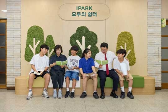 HDC그룹의 계열사 IPARK현대산업개발은 서울 양천구 서울 신목초등학교에 심포니 교실숲을 열었다. 심포니 교실숲은 교실과 유휴공간에 다양한 식물을 활용한 친환경 공간을 조성하고, 학생들이 일상에서 자연을 가까이 접하며 환경의 중요성을 배울 수 있도록 지원하는 사회공헌 프로그램이다. 사진제공=IPARK현대산업건설
