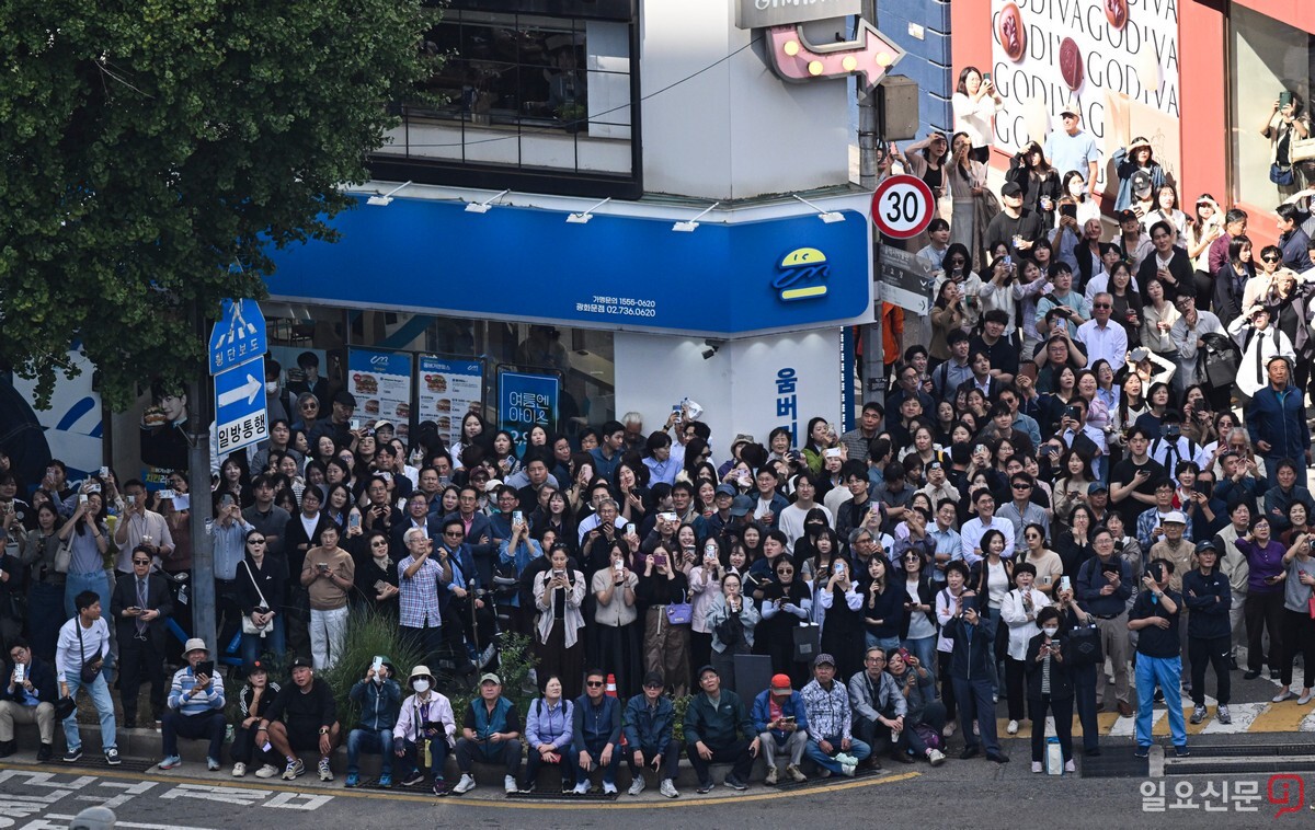 광화문 인근 교차로 주변에 국내 최초 고공 슬랙라인 묘기를 지켜보려는 인파가  운집했다. 사진=이종현 기자