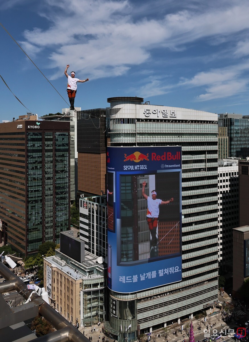 외줄을 타는 얀 루스의 모습이 동아미디어센터 옥외전광판을 통해 실시간으로 중계되고 있다. 사진=이종현 기자