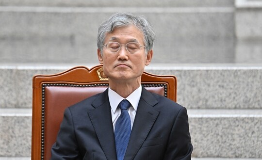 조희대 대법원장이 9월 21일 서울 서초구 대법원에서 열린 김성수 대법관 취임식에서 눈을 감고 생각에 잠겨 있다. 사진=이종현 기자