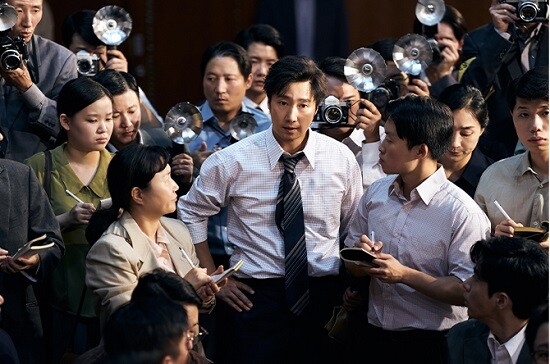 일부 보수 성향 단체와 네티즌들은 '암살자(들)'의 주연배우는 물론 시사회에 참석해 영화평을 남긴 동료 배우들에게까지 공격적인 댓글을 남기며 비난하기도 했다. 사진=영화 '암살자(들)' 스틸컷