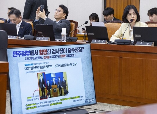 조국혁신당 박은정 의원이 9월 16일 국회에서 열린 법제사법위원회 전체 회의에서 김지용 초대 중대범죄수사청장 후보자의 검증과 관련해 윤호중 행정안전부 장관에게 질의하고 있다. 사진=연합뉴스