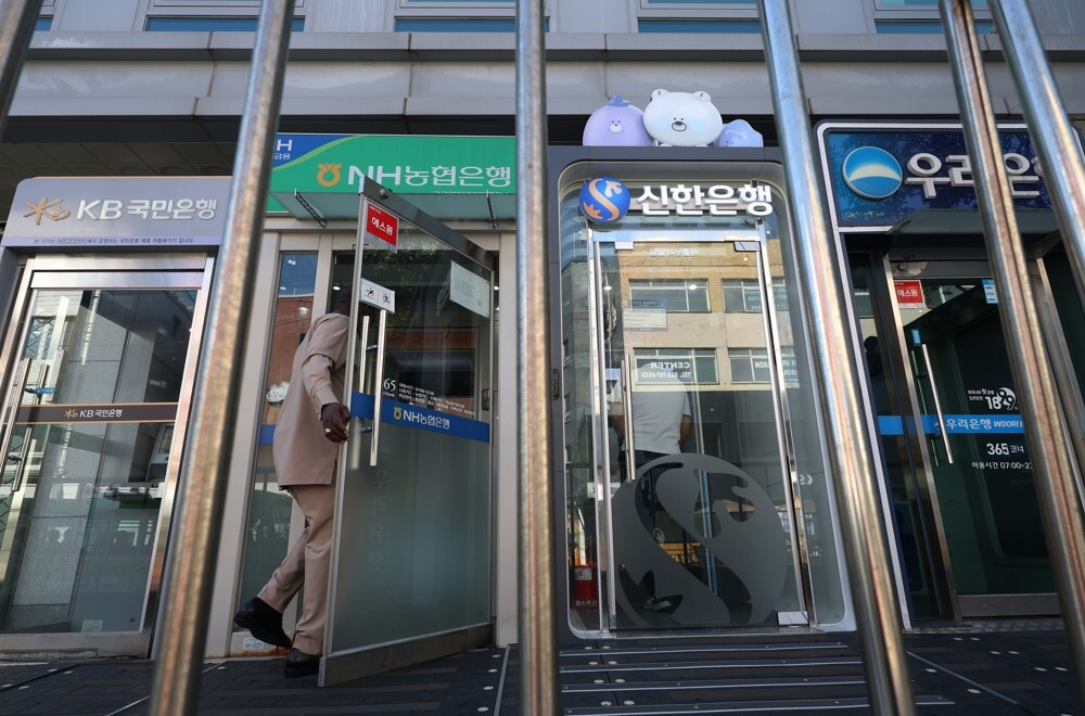 시중은행을 시작으로 저축은행·캐피탈 등 금융권에서 해킹에 따른 정보 유출 사고가 잇따르고 있다. 사진=연합뉴스