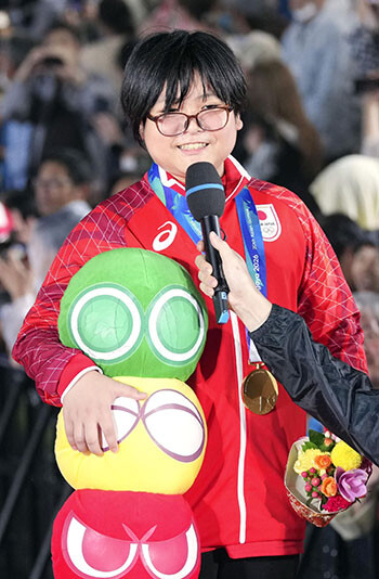 아시안게임 역대 최연소 메달리스트가 된 11세 구리하라 유키. 메달을 딴 다음날 축하행사에 참가했다. 사진=교도/연합뉴스