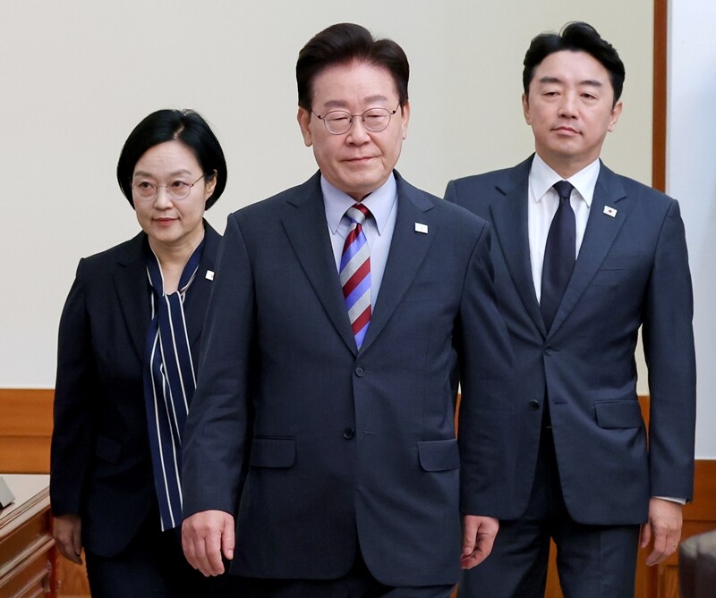 이재명 대통령과 한성숙 국무총리, 강훈식 대통령비서실장(오른쪽). 강 실장의 거취를 두고 정치권에서는 사실상 유임 가능성이 거론되고 있다. 사진=연합뉴스