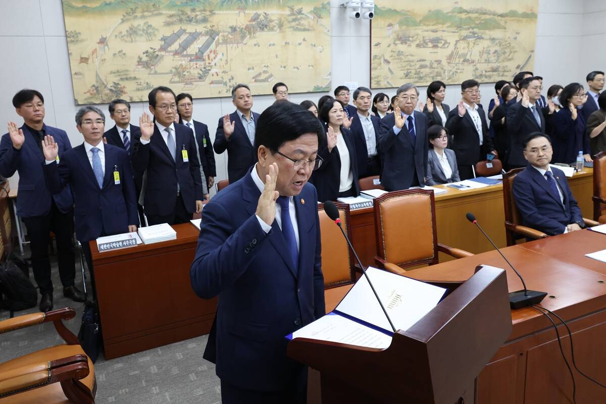 2025년 10월 14일 최교진 교육부 장관이 국회 교육위원회에서 열린 교육부 등에 대한 국정감사에서 증인 선서를 하고 있다. 사진=박은숙 기자