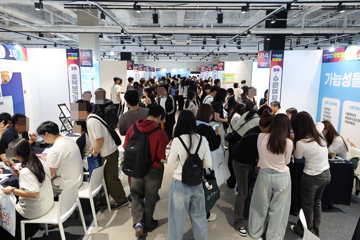서울 강남구 코엑스에서 열린 2027학년도 전문대학 수시 입학정보박람회에서 학생과 학부모들이 상담을 기다리는 모습으로 기사 특정 내용과 관련 없음. 사진=임준선 기자