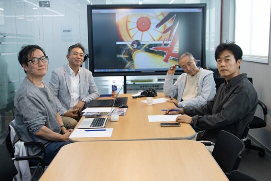 10월 6일 오후 서울 일요신문사 본사 회의실에서 서찬휘 만화평론가, 오태엽 서울미디어코믹스 대표, 이현세 작가, 김형남 재담미디어 이사(왼쪽부터)가 2026년 일요신문 만화공모전 최종심사를 하고 있다. 사진=이종현 기자