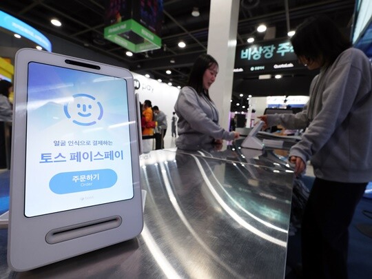 비바리퍼블리카(토스)가 네이버 개입 의혹을 제기하며 벌인 얼굴인식 결제 단말기 업체와의 법적 분쟁에서 기존 가처분 인용 결정이 취소된 것으로 확인됐다. 2025년 11월 서울 서초구 aT센터에서 열린 ‘코리아 핀테크 위크 2025’에서 토스 부스 관계자가 얼굴인식 결제 서비스 ‘페이스페이’를 설명하고 있다. 사진=연합뉴스