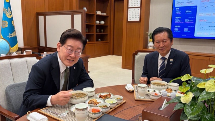 정청래 전 민주당 대표는 “수사와 기소 분리, 검찰개혁에 반대했던 사람이 중수청장으로 오는 것이 맞는지 심사숙고해야 한다”고 의구심을 표출한 바 있다. 10월 1일 이재명 대통령과 정청래 전 민주당 대표의 만찬 장면. 사진=청와대 제공