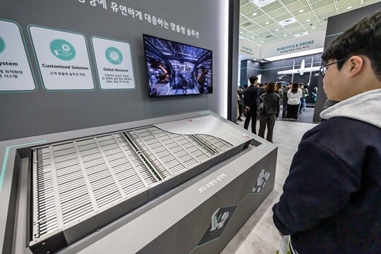 LG에너지솔루션은 단순 배터리 공급을 넘어 ESS 운영 전반을 담당하는 사업자로 영역을 넓히고 있다. 서울 강남구 코엑스에서 열린 ‘인터배터리 2026’에서 참관객이 LG에너지솔루션 부스를 둘러보고 있다. 사진=최준필 기자