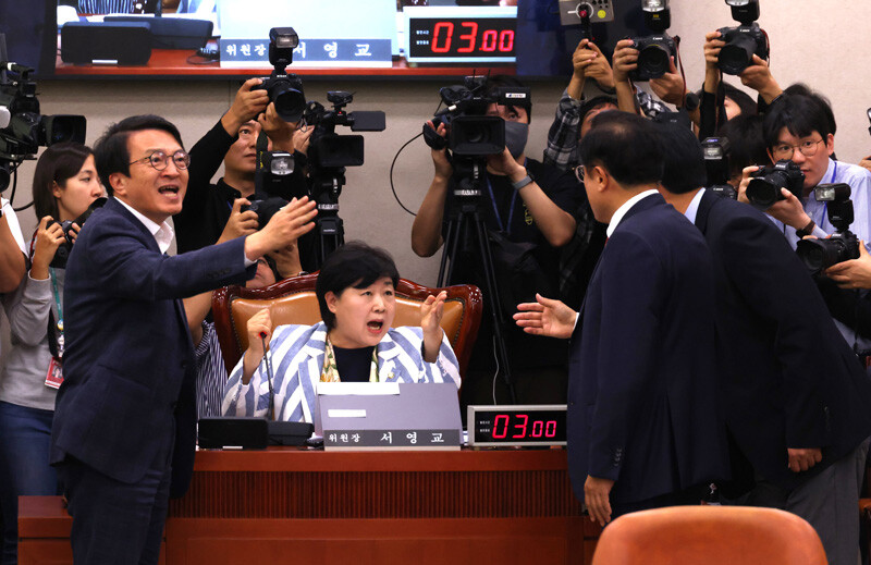 6일 국회 법사위 국정감사에서 국민의힘 박형수 간사와 곽규택 의원이 서영교 위원장에게 의사진행 방식을 항의하자 더불어민주당 김의겸 의원이 반박하고 있다. 사진=박은숙 기자