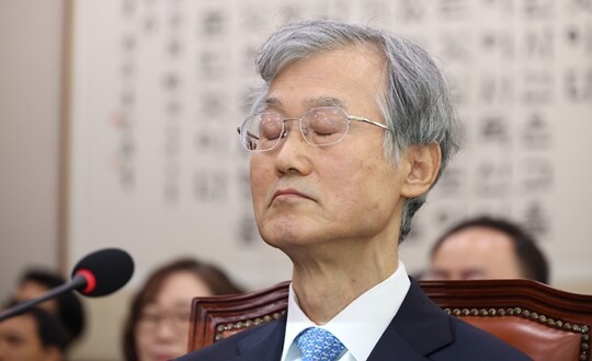 조희대 대법원장이 10월 6일 국회 법제사법위원회에서 열린 대법원 등에 대한 국정감사에 출석해 자리에 앉아 눈을 감고 있다. 사진=박은숙 기자