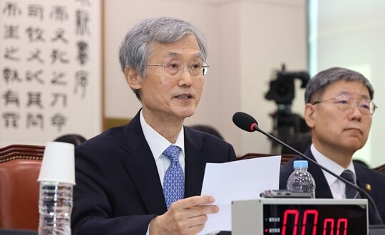 조희대 대법원장이 10월 6일 국회 법제사법위원회에서 열린 대법원 등에 대한 국정감사에서 의원 질의에 미리 써온 원고를 양복 재킷 품에서 꺼내 읽고 있다. 사진=박은숙 기자
