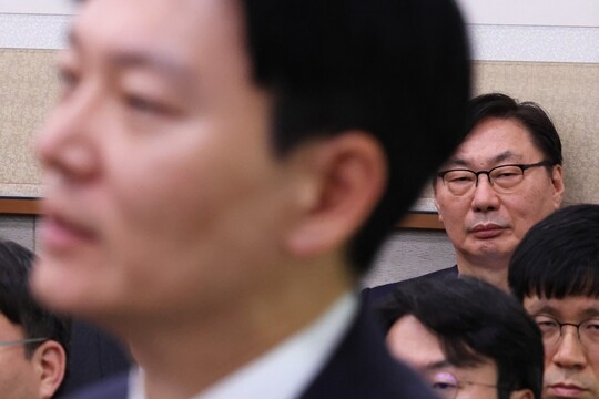 지난해 국정감사에서 자신의 대북 송금 사건을 수사했던 박상용 법무연수원 교수가 의원 질의를 받고 있는 가운데, 이화영 전 경기도 평화부지사가 답변을 듣고 있다. 사진=박은숙 기자