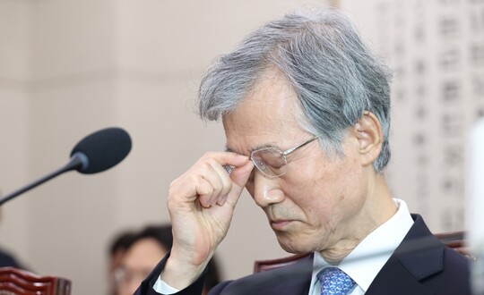 조희대 대법원장이 10월 6일 국회 법제사법위원회에서 열린 대법원 등에 대한 국정감사에 출석해 눈을 감고 생각에 잠겨 있다. 사진=박은숙 기자