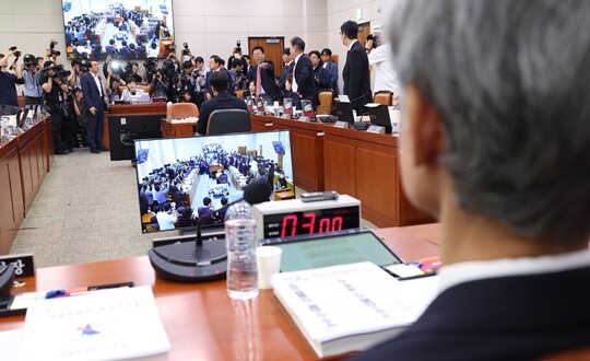 조희대 대법원장이 10월 6일 국회 법제사법위원회에서 열린 대법원 등에 대한 국정감사에 출석한 가운데, 여야 의원들이 언쟁을 벌이고 있다. 사진=박은숙 기자