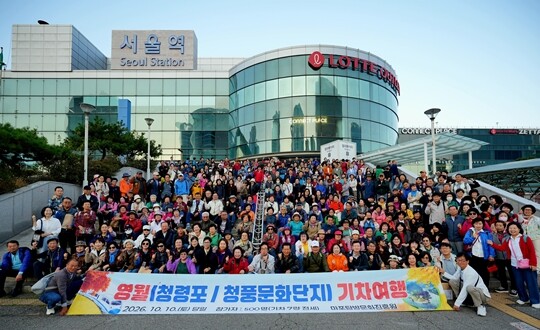 지난 10월 10일 마포탐방문화진흥원이 개최한 ‘영월 청령포 문화탐방’ 참가자들이 기념사진을 찍고 있다. 사진=마포탐방문화진흥원 제공