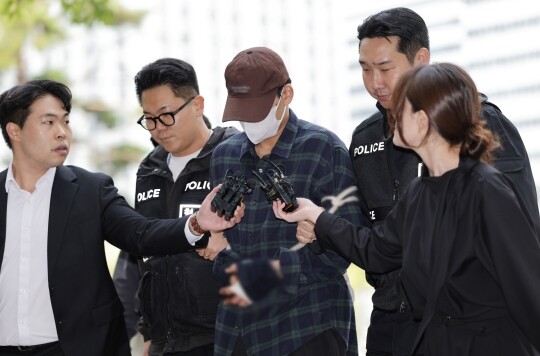 10월 13일 장모를 살해하고 아내를 납치한 20대 중반 남성 김 아무개 씨(26)가 서울 송파구 서울동부지방법원에서 열린 구속 전 피의자 심문(영장실질심사)에 출석하고 있다. 사진=연합뉴스
