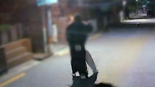 10월 11일 새벽 김 씨가 장모 A 씨를 살해한 뒤 아내 B 씨를 납치하는 모습이 CCTV에 담겼다. 사진=채널A 뉴스화면 갈무리