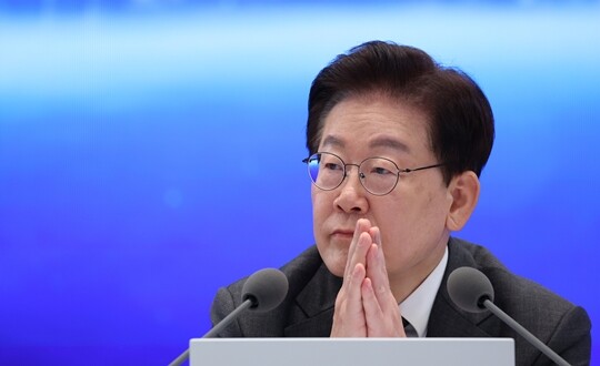 이재명 대통령이 10월 14일 청와대에서 열린 인구전략 비전선포식에 참석해 참석자 발언을 듣고 있다. 사진=연합뉴스
