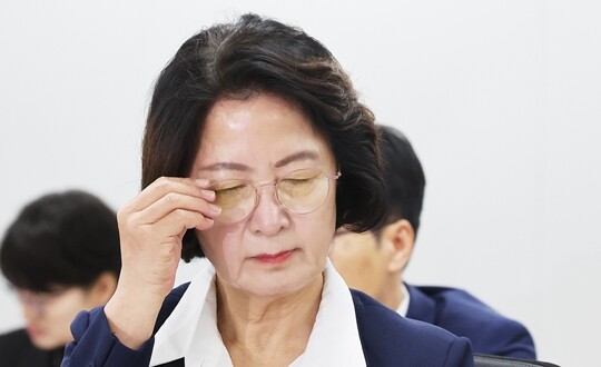 10월 13일 경기 수원시 경기도청에서 열린 국회 행정안전위원회의 경기도에 대한 국정감사에서 추미애 경기지사가 안경을 고쳐 쓰고 있다. 사진=연합뉴스