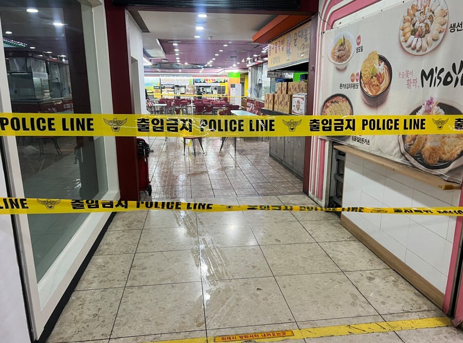 지난 13일 인천 남동구 복합상가 내 푸드코트에서 흉기 난동 사건이 발생했다. 이에 1명이 심정지 상태에 빠지는 시민 10여 명이 크고 작은 부상을 입은 것으로 파악됐다. 사진=한승구 기자