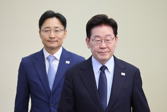 이재명 대통령이 10월 15일 청와대에서 열린 수석보좌관회의에 임광현 신임 비서실장과 입장하고 있다. 사진=연합뉴스