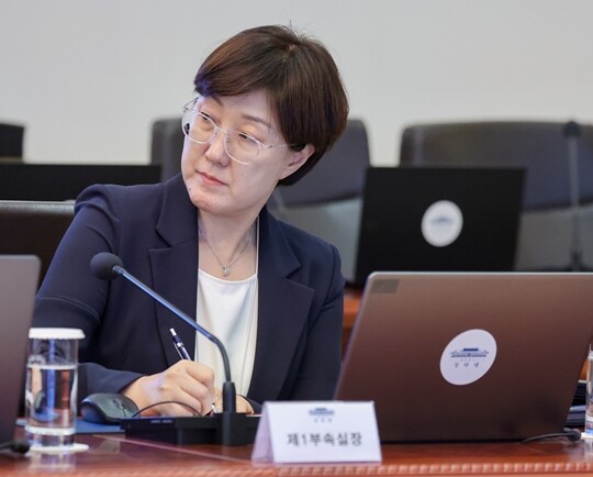 김현지 제1부속실장이 9월 21일 청와대에서 열린 수석보좌관회의에서 이재명 대통령 발언을 듣고 있다. 사진=연합뉴스