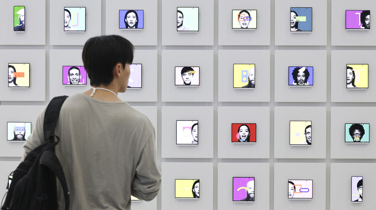 삼성전자의 폴더폰을 활용한 미디어아트. 사진=박정훈 기자