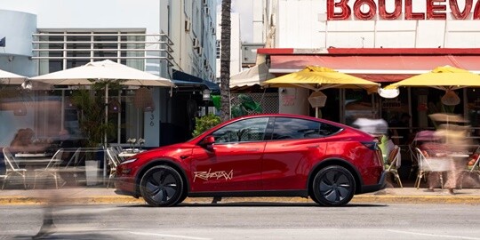10월 15일 테슬라 본사(Tesla, Inc.)는 국내 특허청에 ‘TESLA ROBOTAXI(테슬라 로보택시)’ 문자상표와 ‘ROBOTAXI(로보택시)’ 로고 상표를 각각 출원했다. 테슬라가 미국에서 운행 중인 로보택시. 사진=테슬라 홈페이지